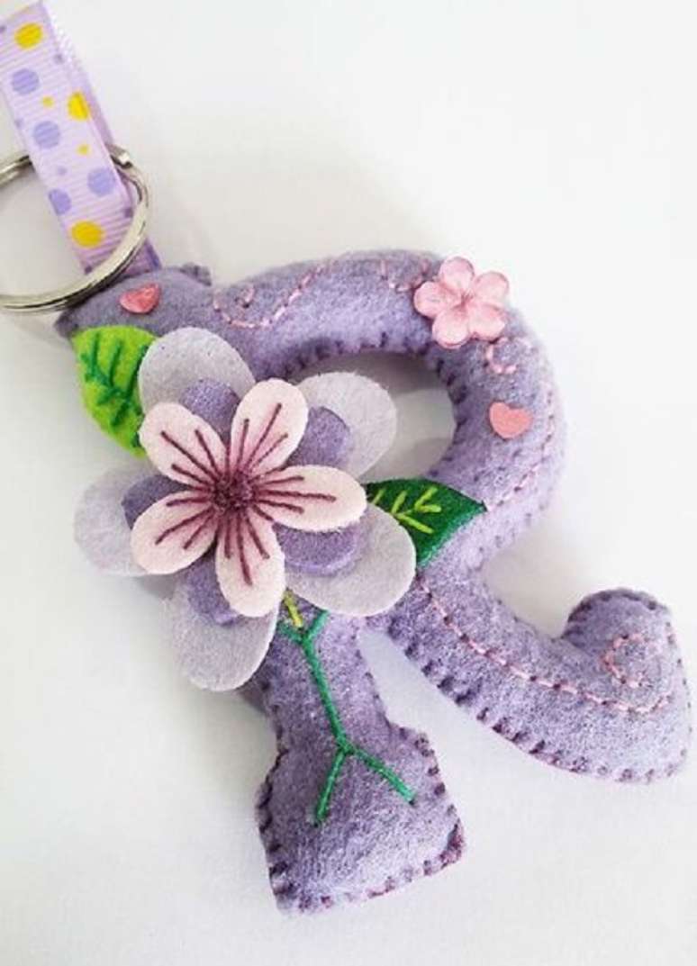 10. A letra inicial do nome do anivers&aacute;rio pode se tornar um lindo chaveiro de feltro. Fonte: Pinterest