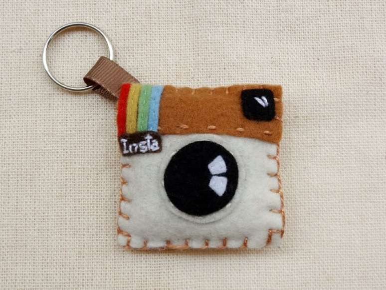 11. O logo do Instagram pode se tornar um lindo chaveiro de feltro. Fonte: Elo 7
