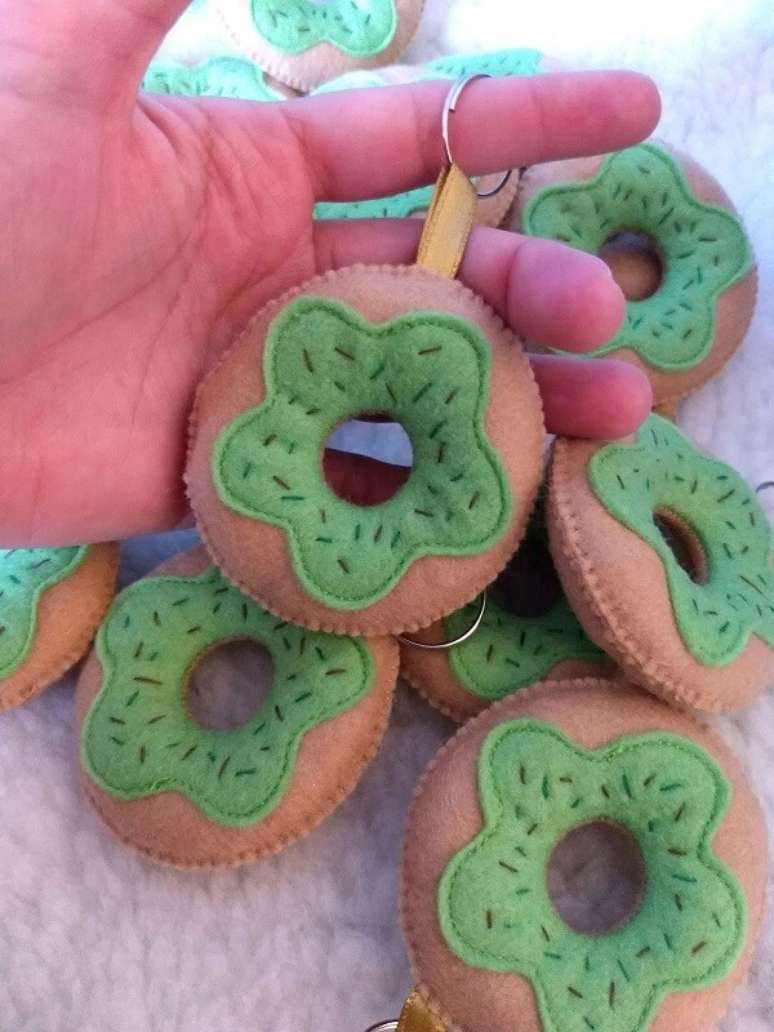 20. Chaveiro de feltro em formato de donuts com cobertura verde. Fonte: Pinterest