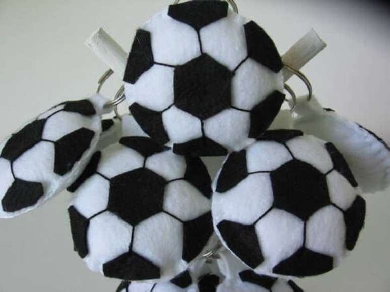 23. Chaveiro de feltro em formato de bola de futebol. Fonte: Pinterest