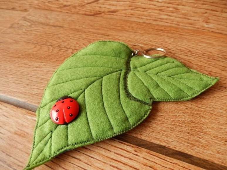 28. Chaveiro de feltro em formato de folha sem enchimento. Fonte: Elo7