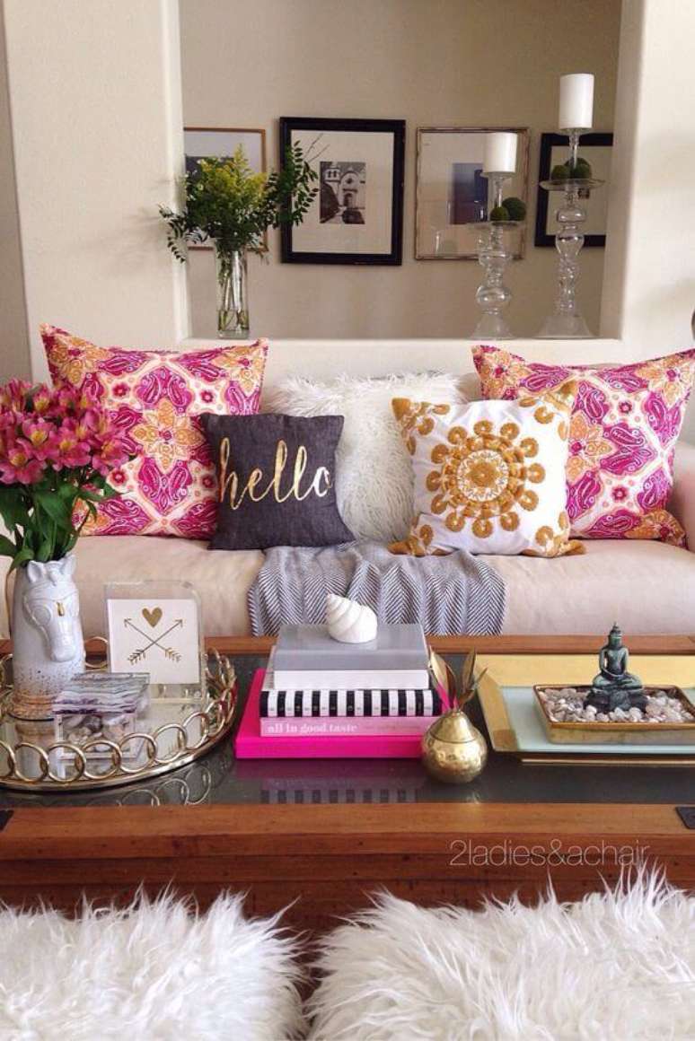 77. Cores para sala de estar com almofadas coloridas – Via: Pinterest
