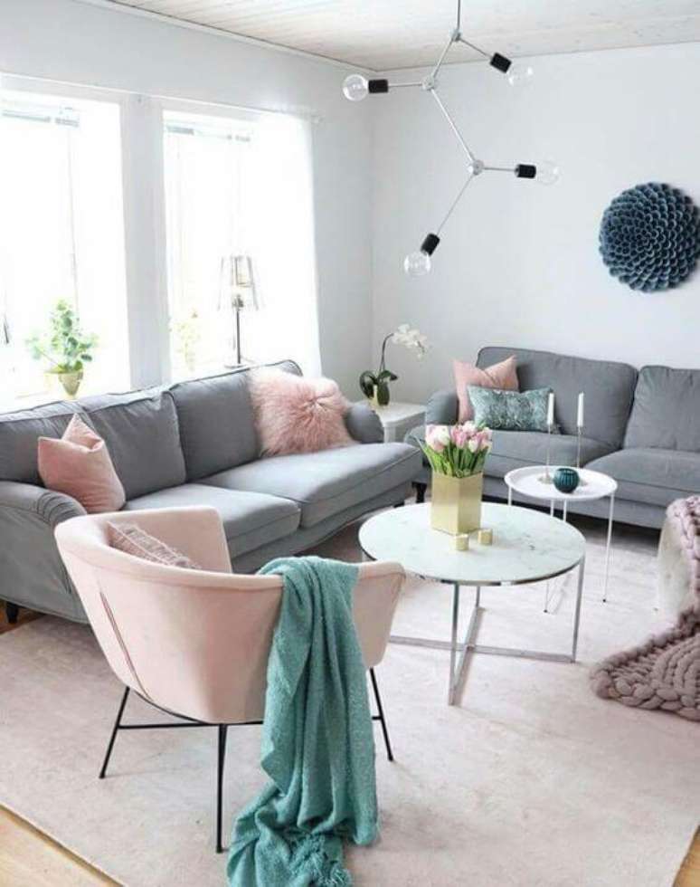 79. Cores para sala de estar cinza e rosa – Via: Karigobeli