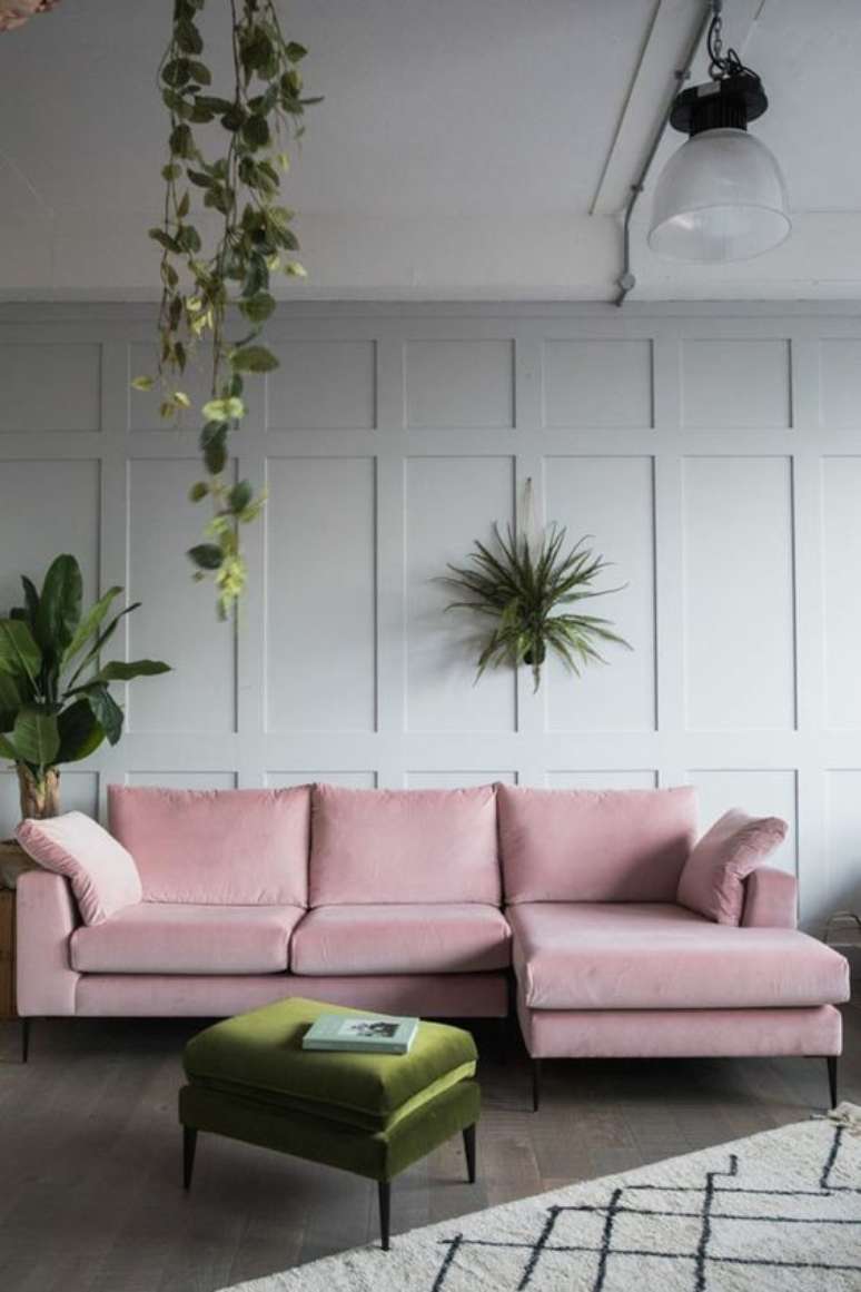 88. Cores para sala de estar rosa e verde e cores de parede para sala cinza  – Via: Casa Vogue