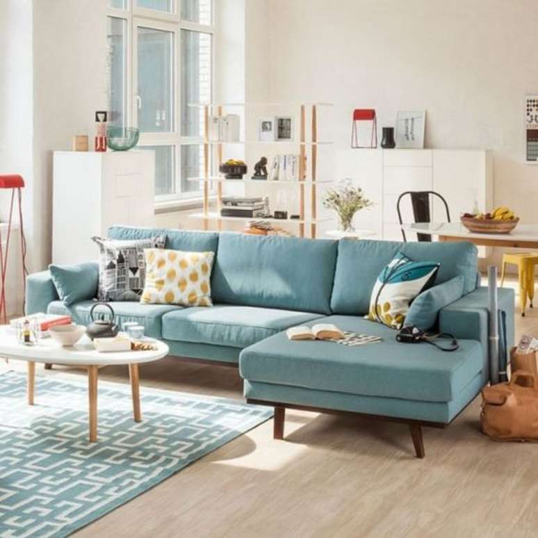 90. Cores para sala com sofá azul e cores de parede para sala neutras – Via: Revista VD