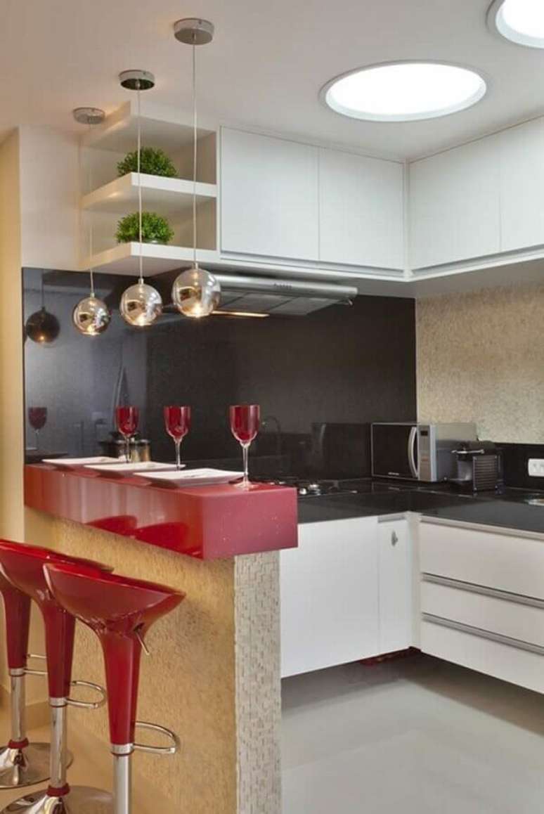 11- A cozinha americana pequena tem o revestimento superior da bancada e os assentos dos bancos da mesma cor. Fonte: Magazine Goiás