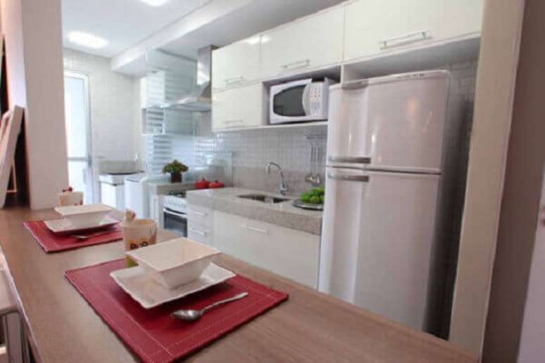 39- A bancada utilizada na cozinha americana pequena otimiza os espaços. Fonte: Casa e Construção
