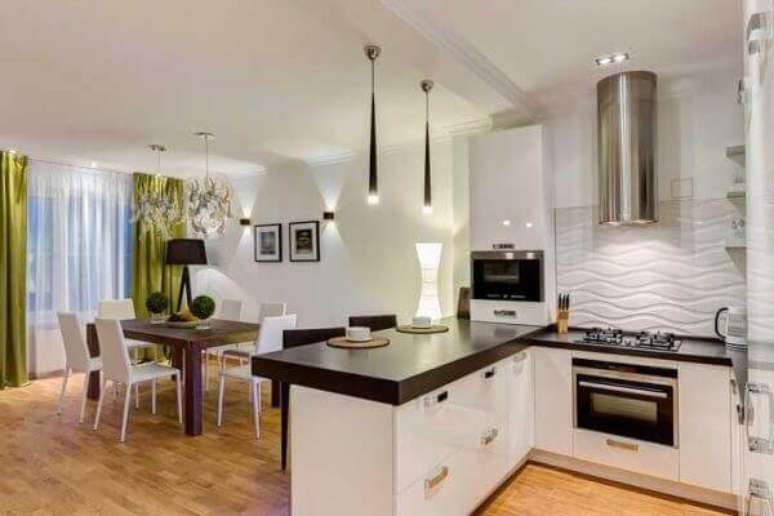 65- A cozinha americana pequena com acabamentos em branco e preto complementa a decoração da sala de estar. Fonte: Chaves na Mão