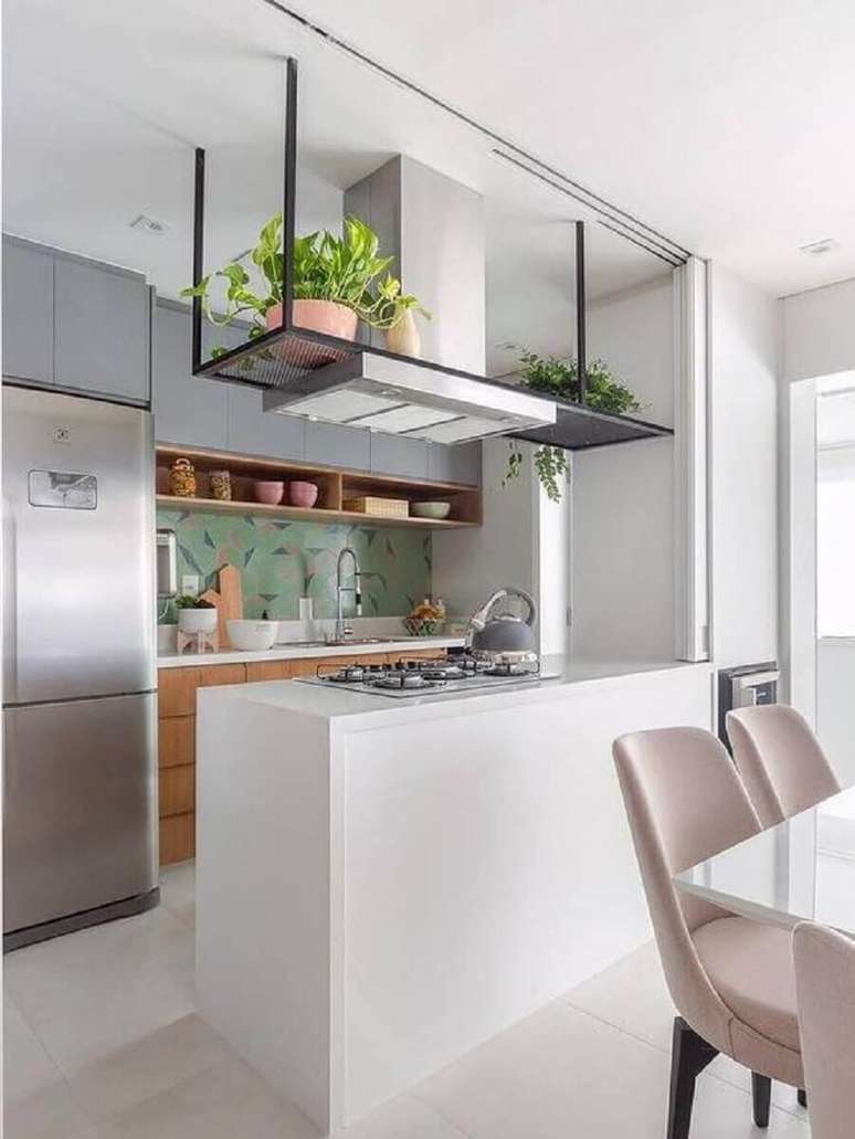76. Decoração de cozinha americana com sala de jantar pequena e cooktop embutido em bancada – Foto: Pinterest