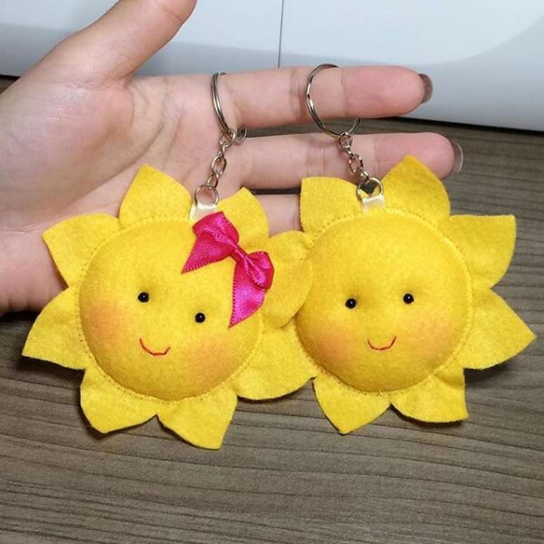 32. Deixe a sua festa ainda mais iluminada coma presen&ccedil;a de chaveiro de feltro em formato de sol. Fonte: Pinterest