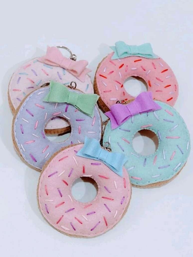 37. Invista na compra ou confecção de chaveiros de feltro em formato donuts. Fonte: Pinterest