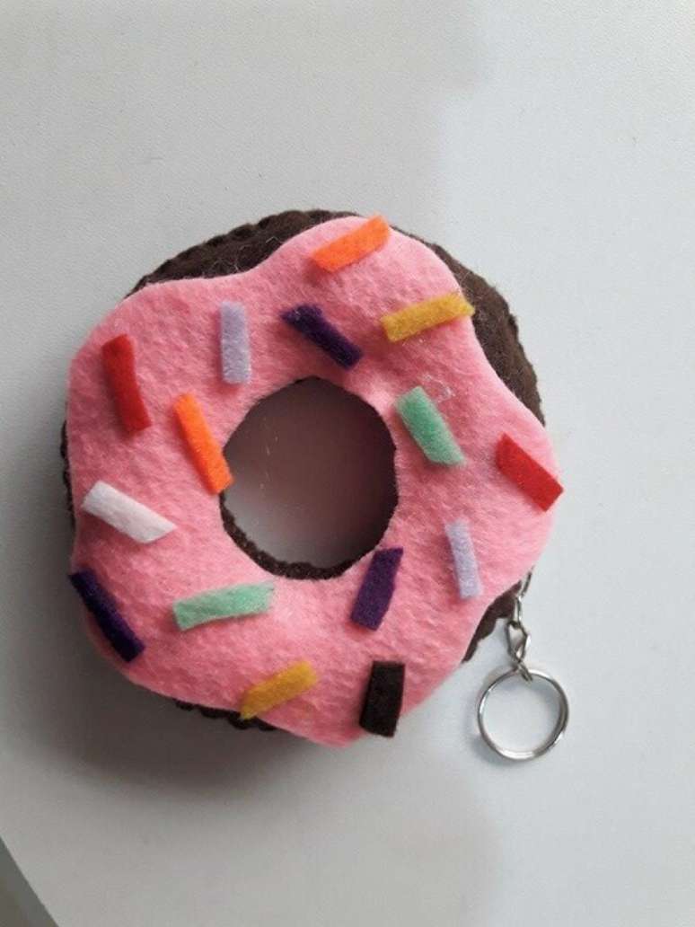 54. O chaveiro em feltro donuts é versátil e pode ser utilizado em diferentes comemorações. Fonte: Pinterest