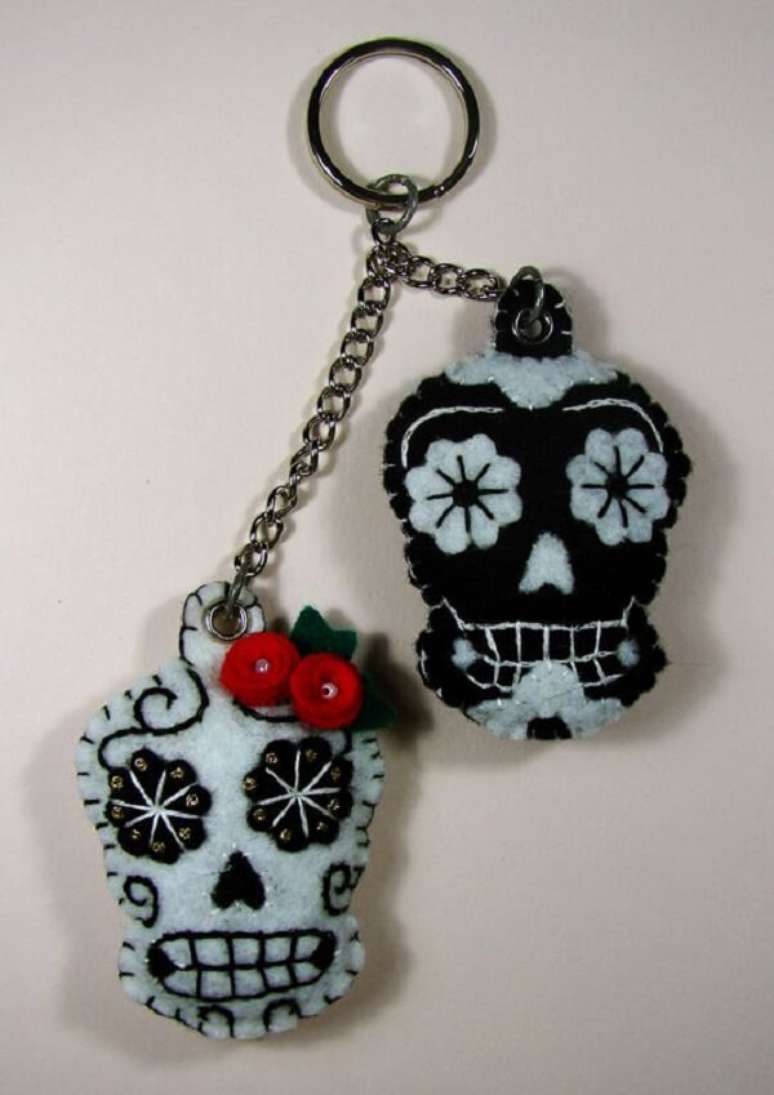 57. O chaveiro em feltro em formato de caveira pode ser usado como lembrancinha na festa mexicana. Fonte: Pinterest