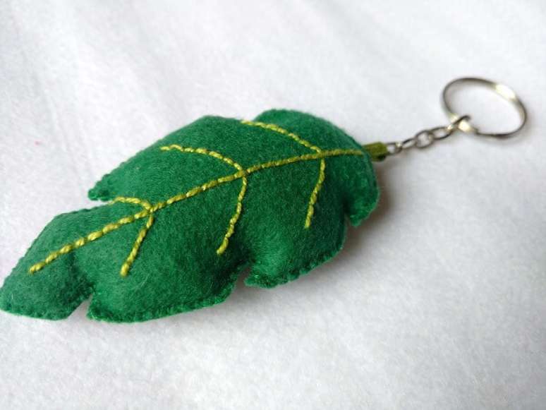 6. O chaveiro de feltro em formato de folha &eacute; delicado e fofo. Fonte: Elo7