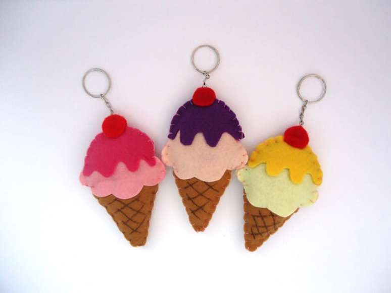 63. Para festa temática de doces invista na confecção de chaveiros de sorvete. Fonte: Pinterest