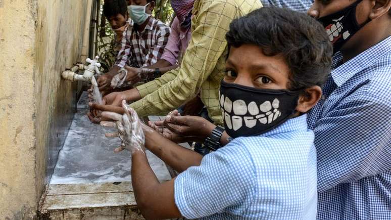 A lavagem das mãos ainda é a maneira mais eficaz para impedir a propagação do vírus