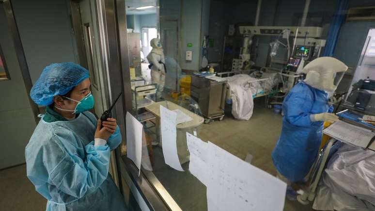 Profissionais de saúde trabalham em ala de isolamento no Hospital de Jinyintan, em Wuhan, ponto de referência para tratamento de novo coronavírus; este foi um dos hospitais cujos pacientes tiveram casos apresentados no Lancet