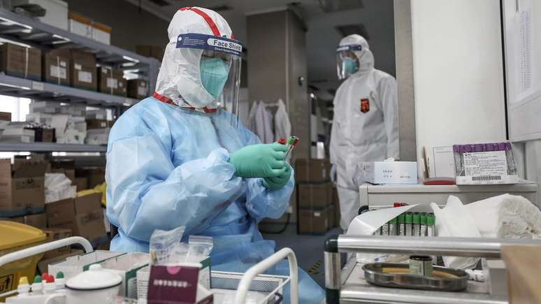 Equipe do Hospital de Jinyintan prepara testagem de RNA do novo coronavírus; dados de exames deste e de outro hospital contribuíram para estudo inédito sobre fatores de risco e desfechos de quadros de covid-19