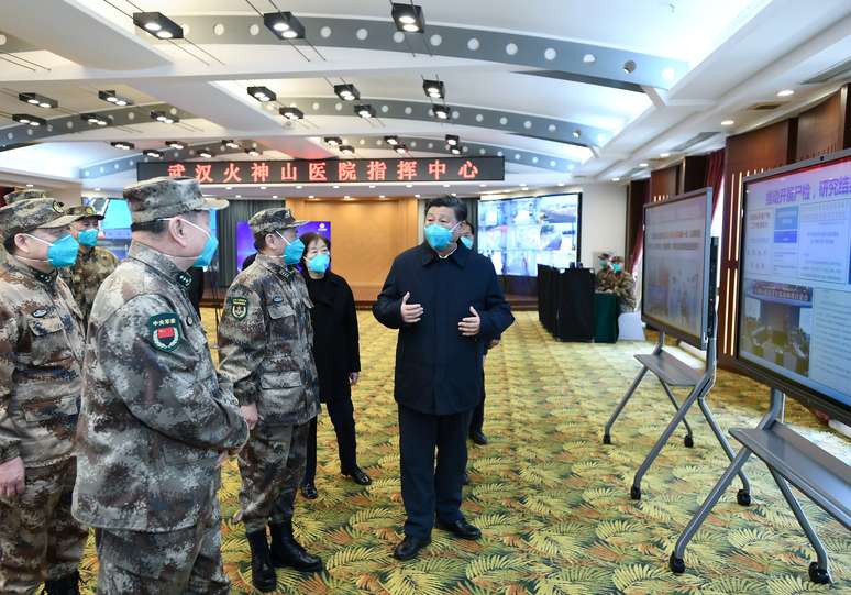 Presidente chin&ecirc;s, Xi Jinping, durante reuni&atilde;o sobre opera&ccedil;&atilde;o de hospitais e tratamento de pacientes no hospital Huoshenshan, em Wuhan
10/03/2020
Xie Huanchi/Xinhua via REUTERS
