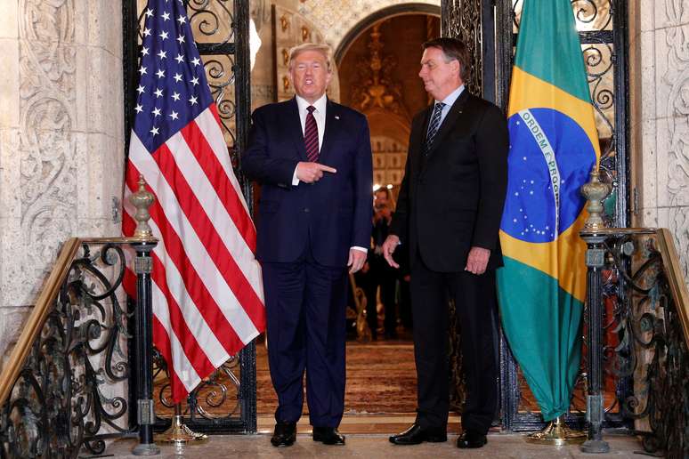 Presidente dos Estados Unidos, Donald Trump, e presidente Jair Bolsonaro no resort de Mar-a-Lago, em Palm Beach, na Flórida
07/03/2020
REUTERS/Tom Brenner