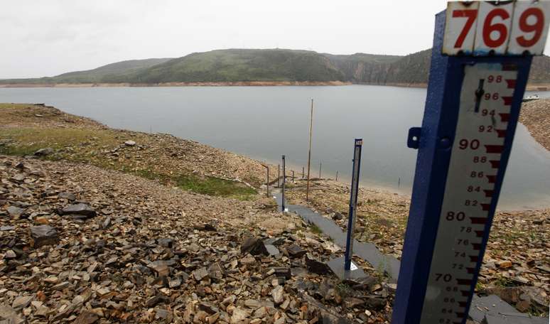 Reservatório da usina hidrelétrica de Furnas, em São José da Barra (MG), com nível d'água abaixo do normal 
14/01/2013
REUTERS/Paulo Whitaker