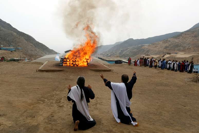 L&iacute;deres da Associa&ccedil;&atilde;o Evang&eacute;lica da Miss&atilde;o Israelita do Novo Pacto Universal durante ritual religioso nos arredores de Lima
22/02/2020
REUTERS/Sebastian Castaneda