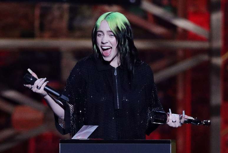 Cantora Billie Eilish recebe pr&ecirc;mio no Brit Awards, em Londres 
18/02/2020
REUTERS/Hannah Mckay