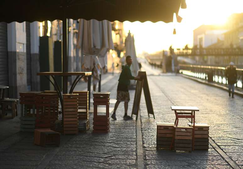 Funcionário recolhe mesas em restaurante vazio no distrito de Navigli em Milão, Itália
10/03/2020
REUTERS/Daniele Mascolo