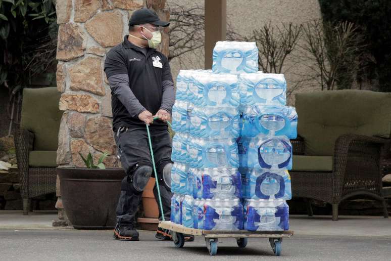 Funcionário transporta doações de garrafas de água a centro de cuidados em Kirkland, no Estado de Washington
10/03/2020
REUTERS/David Ryder