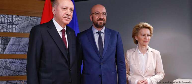 O presidente turco Erdogan, o chefe do Conselho Europeu, Charles Michel,  e a chefe da Comissão Europeia, Ursula von der Leyen