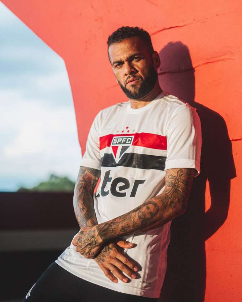 Daniel Alves posa com a nova camisa do São Paulo - FOTO: Divulgação/adidas