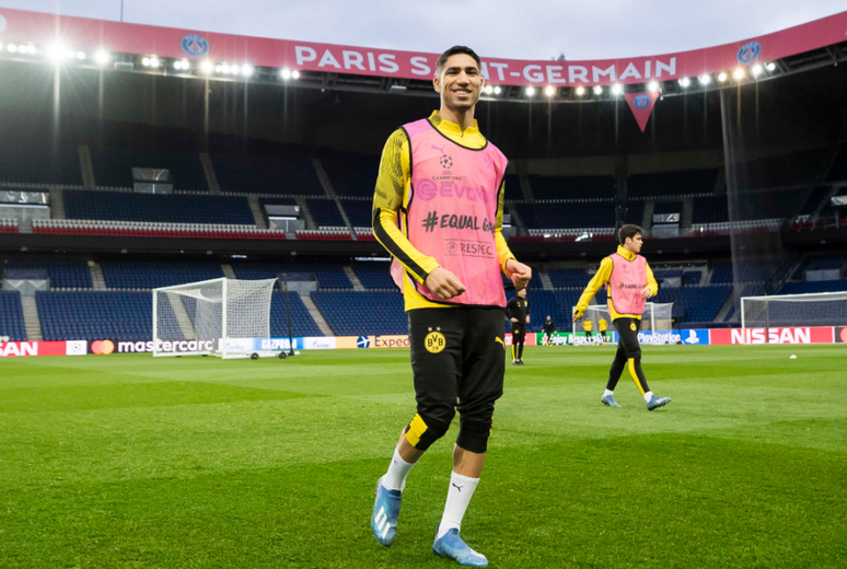 Borussia Dortmund faz reconhecimento do gramado em Paris antes de jogo decisivo (Foto: Divulgação/BVB)