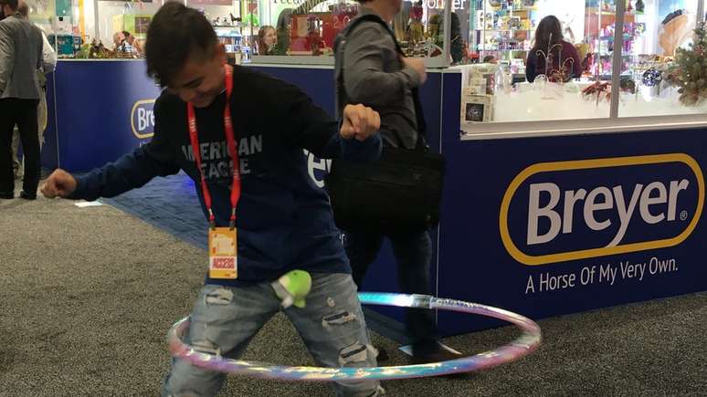 Damian Camarillo testa a última versão do brinquedo hula hoop