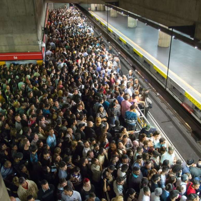 Grande parte do risco potencial de infecção em trens e ônibus depende de quanto eles estão cheios.