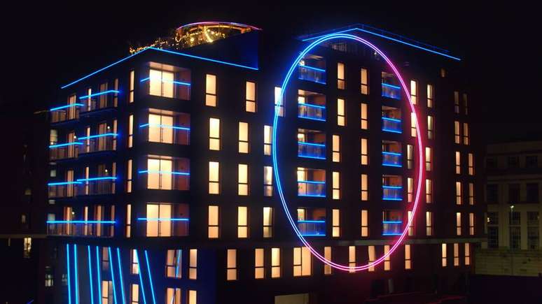 No programa, os participantes ficam confidenados em apartamentos, interagindo apenas por uma rede social