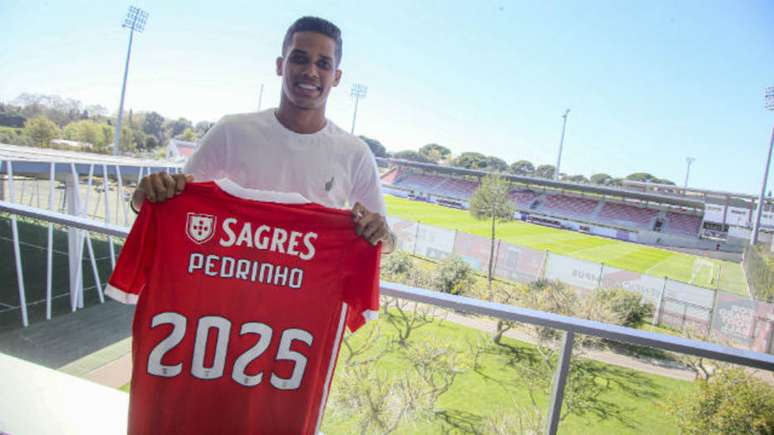 Pedrinho foi confirmado como reforço do Benfica e assinou até 2025 com o time português