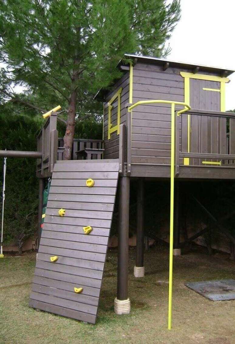 23. O pared&atilde;o de escalada d&aacute; acesso a entrada da casa na &aacute;rvore. Fonte: Pinterest
