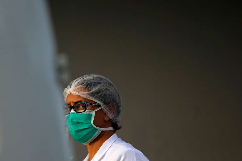 Enfermeira com máscara de proteção em hospital de Brasília
10/03/2020
REUTERS/Adriano Machado