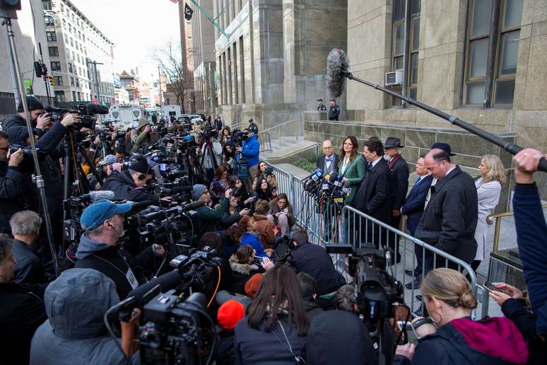 Advogados de Weinstein Donna Rotunno and Damon Cheronis  falam com imprensa depois de decisão de corte criminal de Nova York  11/3/2020 REUTERS / Eduardo Munoz