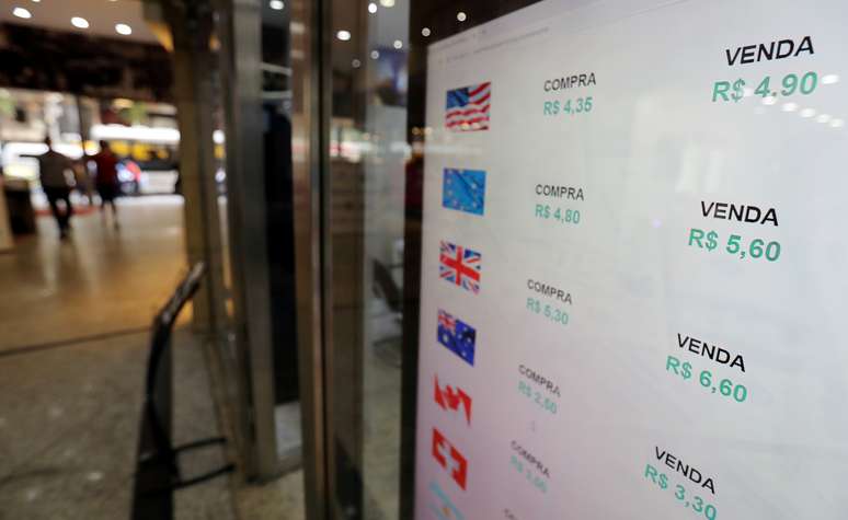 Painel com cota&ccedil;&otilde;es de moedas estrangeiras em casa de c&acirc;mbio no Rio de Janeiro 
09/03/2020
REUTERS/Sergio Moraes