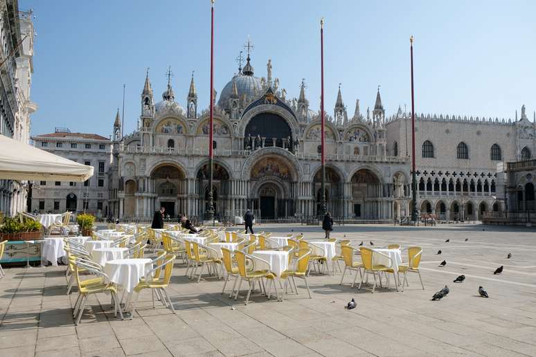 Mesas de restaurante na Pra&ccedil;a de S&atilde;o Marcos, em Veneza
11/03/2020
REUTERS/MANUEL SILVESTRI