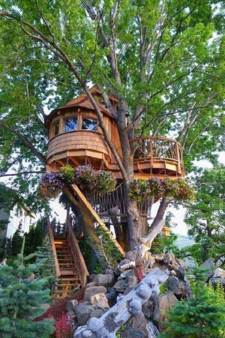 8. Os vasos suspensos da casa na &aacute;rvore deixaram o projeto mais lindo. Fonte: Pinterest