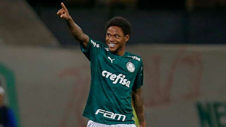 Luiz Adriano fez os dois gols do Palmeiras (MIGUEL SCHINCARIOL / AFP)