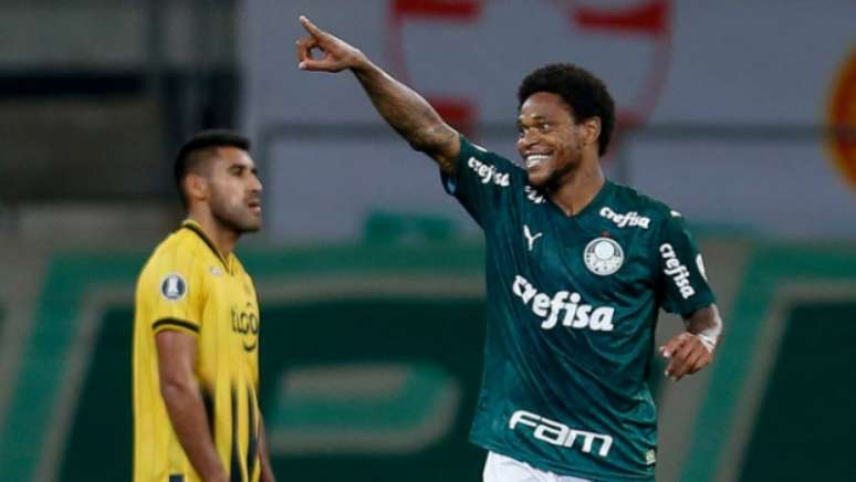 Luiz Adriano foi o destaque da vitória palmeirense (MIGUEL SCHINCARIOL / AFP)