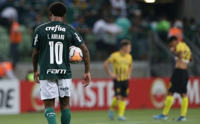 Luiz Adriano fez três gols sobre Guaraní e levou a bola do jogo para casa (Cesar Greco/Agência Palmeiras/Divulgação)