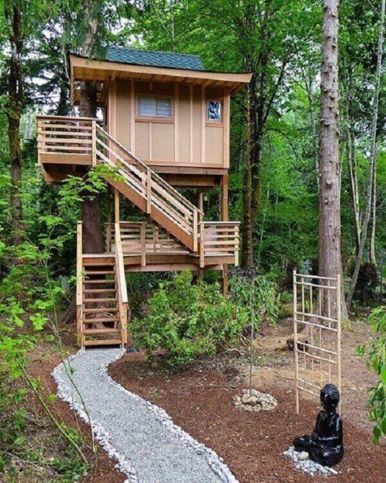 15. Os troncos passam pela lateral da casa na &aacute;rvore. Fonte: Nelson Treehouse and Supply