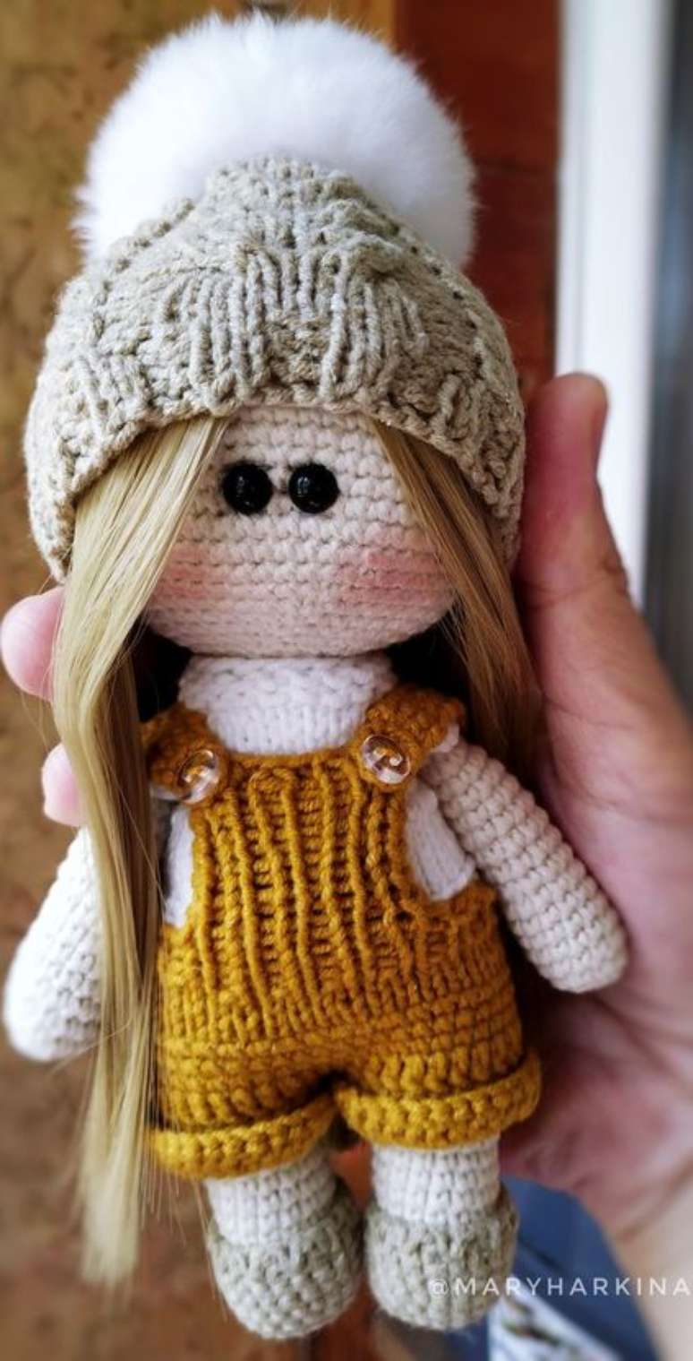 35. Esta boneca usa o amigurumi e ao mesmo tempo um cabelo natural. Foto: AmiMore