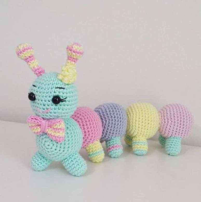 49. O quarto do seu filho pode contar com uma linda centopeia de amigurumi. Foto: Como Fazer Amigurumi