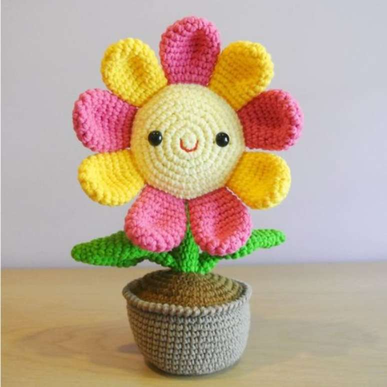 59. Esta linda flor de amigurumi &eacute; uma pe&ccedil;a de decora&ccedil;&atilde;o preciosa. Foto: Amigurumi Brasil
