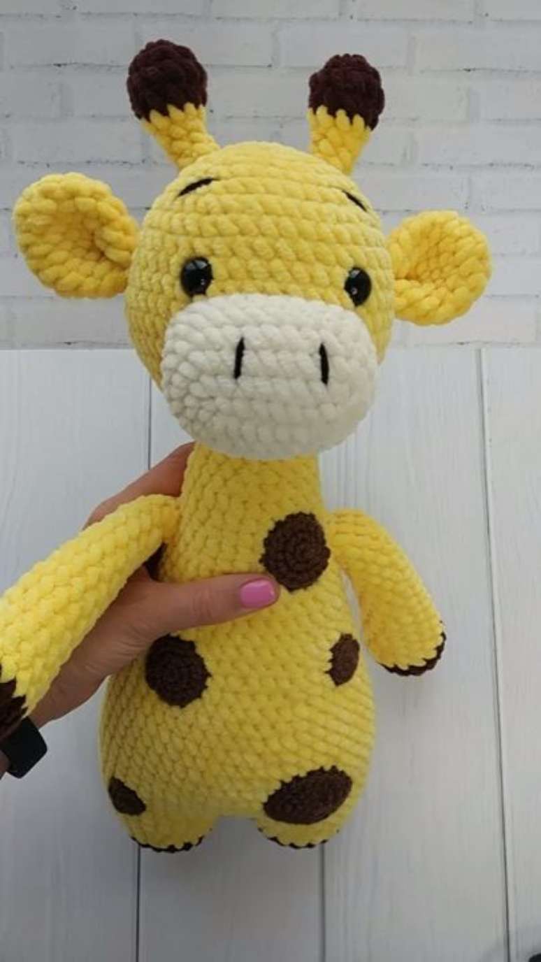 66. Esta girafa de amigurumi &eacute; mais do que delicada. Foto: Arteirices e Costurices
